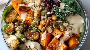 Bol De Quinoa De Récolte Avec Sauce Tahini Crémeuse - 1