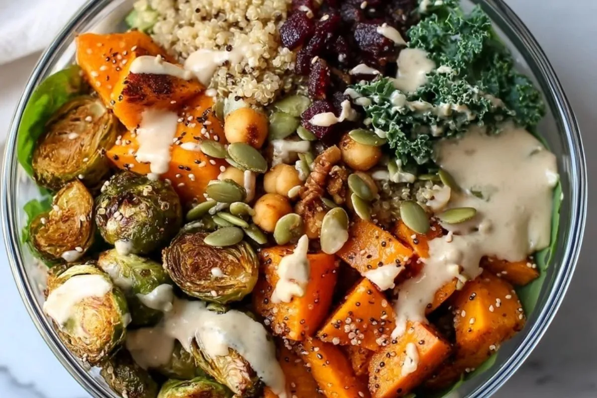 Bol De Quinoa De Récolte Avec Sauce Tahini Crémeuse - 1