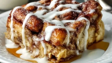 Casserole De Pain Perdu Aux Rouleaux À La Cannelle