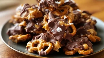 Clusters De Beurre De Cacahuète Et Bretzels Sans Cuisson