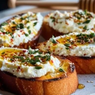 Crostinis Au Feta Fouettée Et Miel Piquant