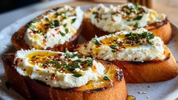 Crostinis Au Feta Fouettée Et Miel Piquant